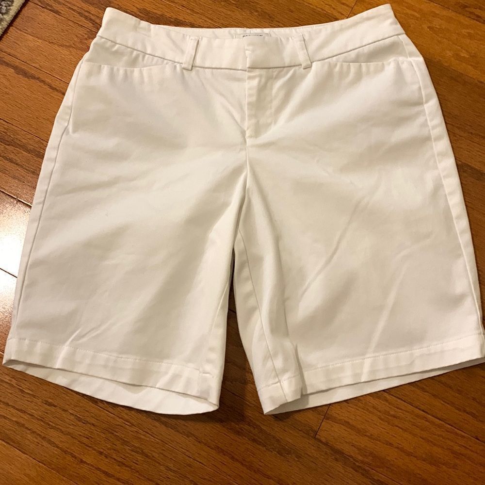 Dockers size 4 petite white Bermuda shorts